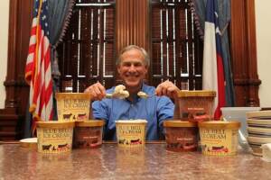 Gobernador Abbott Celebra regreso de Blue Bell