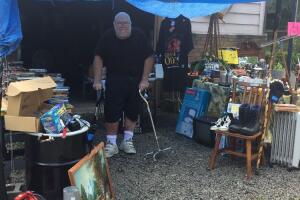 Veterano enfermo organiza ventas de garage para financiar su propio entierro