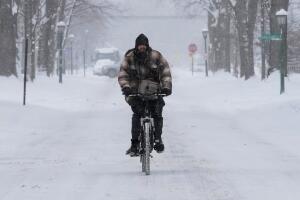 Una persona monta en bicicleta durante un día nevado en Evanston, Illinois.