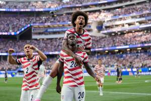 Selección de EEUU celebra tercer gol