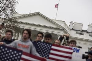Decenas de estudiantes protestan frente a la Casa Blanca para pedir control de armas