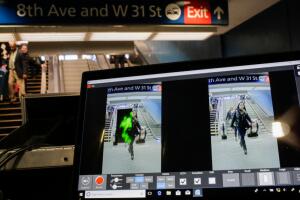 Los dispositivos pueden identificar elementos escondidos en el cuerpo de una persona, así lo tenga escondido en la espalda. 