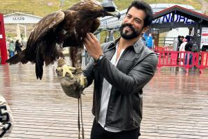 Burak Özçivit continúa con su carrera como actor y modelo.