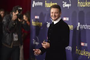 Jeremy Renner se encuentra "en estado crítico, pero estable" tras haber salido de una cirugía, consecuencia del "traumatismo torácico y las lesiones ortopédicas" que sufrió por el accidente.