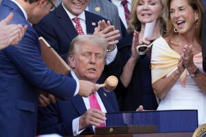 El presidente de la Cámara de Representantes, Mike Johnson, entrega un mazo al presidente Donald Trump después de que este firmara su proyecto de ley de exenciones fiscales y recortes de gastos en la Casa Blanca, en Washington, el viernes 4 de julio de 2025. 