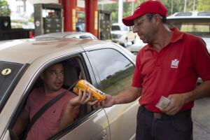 VENEZUELA-GASOLINERAS-TRUEQUE