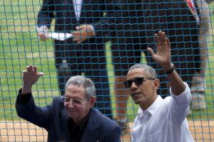 Obama disfruta del juego de béisbol en La Habana