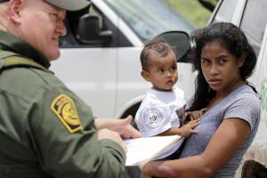 California busca frenar orden ejecutiva de Trump sobre la ciudadanía por nacimiento