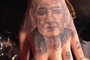 Adriel Favela tatuaje