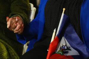 Líderes comunitarios denuncian miedo y presión política contra migrantes.