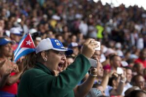 Obama disfruta del juego de béisbol en La Habana