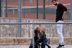 Shakira y Piqué jugando con Sasha