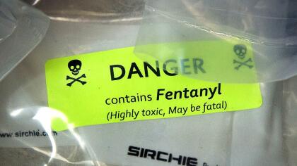 "Peligro. Altamente tóxico y potencialmente mortal", asà describen esta sustancia las autoridades. Se trata del fentanilo, un opioide sintético que es 50 veces
<b>más potente que la heroÃna</b> y 100 veces más que la morfina.