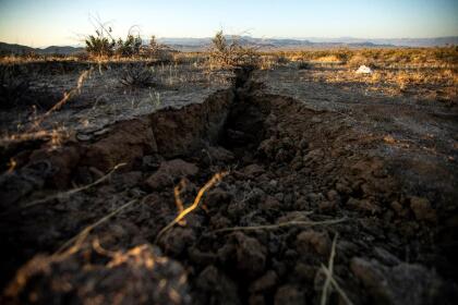 Ridgecrest (United States), 04/07/2019.- A long trench formed by an earthquake, near Ridgecrest, California, USA, 04 July 2019. On 04 July, a 6.4 magnitude earthquake shook Southern California. Its epicenter is located 240 kilometers north of Los Angeles, in Ridgecrest and Trona. (Terremoto/sismo, Estados Unidos) EFE/EPA/ETIENNE LAURENT