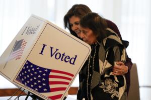 Nikki Haley ayuda a su madre, Raj Kaur Randhawa, a votar en el colegio electoral del sur de Charleston cercano a su residencia.