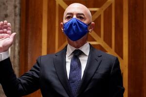 Alejandro Mayorkas, nominado a la secretaría de Seguridad Nacional, presta juramento antes de comparecer ante la comisión de seguridad nacional del Senado el 19 de enero del 2021 en Washington D.C.