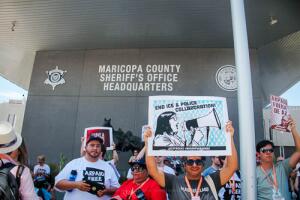 Masiva protesta contra Arpaio