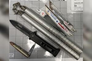 EL pasajero intentó pasar navajas y chacos por el punto de control.