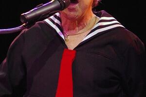 Operan de un ganglio a Carlos Villagrán