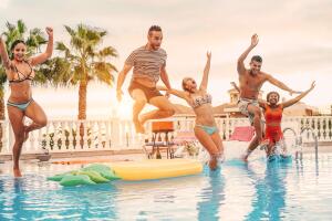 amigos-aventandose-a-la-alberca-piscina.jpg