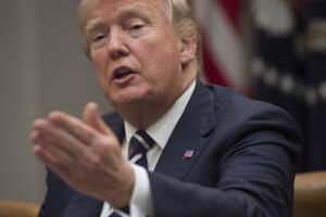 El presidente Donald Trump habla durante una reunión en el Salón Roosevelt de la Casa Blanca el 11 de enero de 2018. 