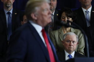 Donald Trump (c) y el fiscal general, Jeff Sessions, en un acto el pasado mes de marzo en New Hampshire. 