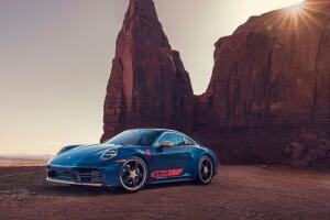 El azul mezclilla deslavado se roba miradas en la versión Woody de Porsche de esta  una colección poco común de autos deportivos. 