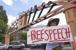 Un manifestante sostiene una pancarta en protesta por la suspensión del programa nocturno de Jimmy Kimmel, frente a los estudios de Walt Disney en Burbank, California, el jueves 18 de septiembre de 2025.