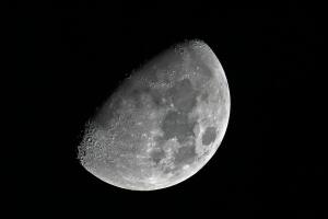 La luna se está encogiendo