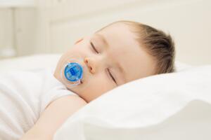 Chuparse el dedo constantemente ocasiona problemas en la boca