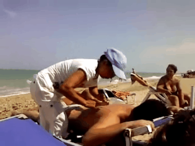gif masaje en la playa