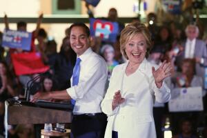 Julián Castro y Hillary Clinton en San Antonio, Texas, octubre de 2015.