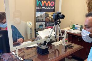 Gabriel Levares tramita la renovación de su licencia de conducir.  