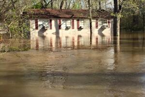 Deweyville, Texas se encuentra bajo el agua