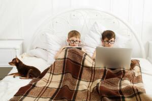 criancas-notebook-brincando.jpg