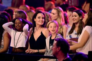 angelina-jolie-con-sus-hijas-2.jpg