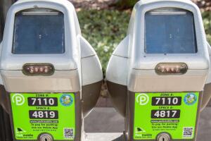 La ciudad eliminará cerca de 1,000 parquímetros y busca reducir costos de mantenimiento con un sistema digital.