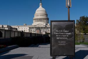 Con el cierre gubernamental ya en su tercera semana, un cartel impide el paso a turistas en la entrada del Centro de Visitantes del Capitolio, en Washington, el miércoles 15 de octubre de 2025. 