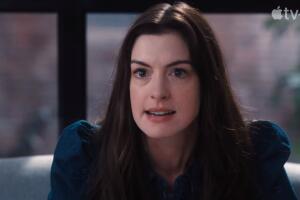Anne Hathaway en WeCrashed Apple TV.jpg