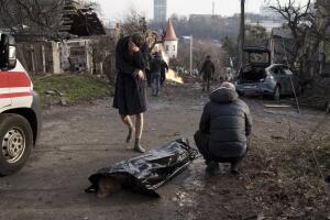 Un hombre se arrodilla ante el cuerpo de su esposa muerta durante un ataque ruso, el sábado 31 de diciembre de 2022, en Kiev, Ucrania. 