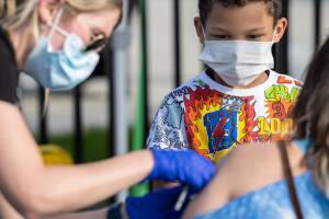Expertos en Salud en Arizona advierten sobre posibles riesgos de vacunar contra coronavirus a menores de 12 años