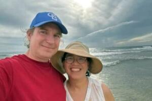 Corey Allen y su esposa Yeon-Su Kim de Flagstaff navegaban en kayak con su hija adolescente alrededor de la 1 p.m. el jueves en Puerto Peñasco.