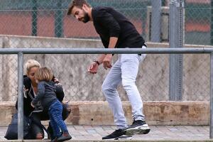 Shakira y Piqué jugando con Sasha