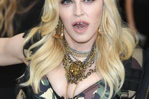 Madonna usando un vestuario al estilo Militar para la gala del Met 2017