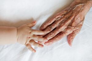 mano-de-mujer-mayor-y-bebe-abuela-nieta.jpg