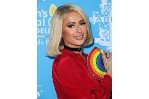 Paris-Hilton-bolso-cristales-arcoiris.jpg