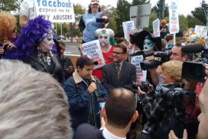 Protestan contra política nombres de Facebook