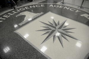 Logo de la CIA en la entrada de la sede de la agencia en Virginia.