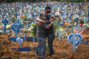 Familiares de un difunto de Manaos, Brasil, fallecido a causa del coronavirus