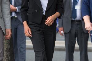 Meghan Markle nos enseña cómo usar un traje sastre con playera y vernos increíbles